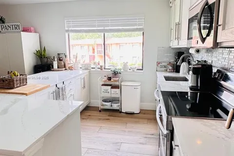 223 Lakeview Dr # 204, Weston FL 33326