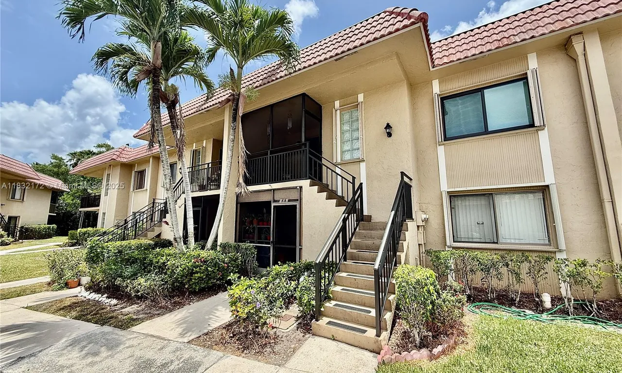 318 Lakeview Dr # 203, Weston FL 33326