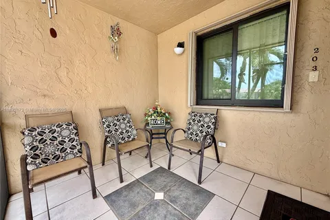 318 Lakeview Dr # 203, Weston FL 33326