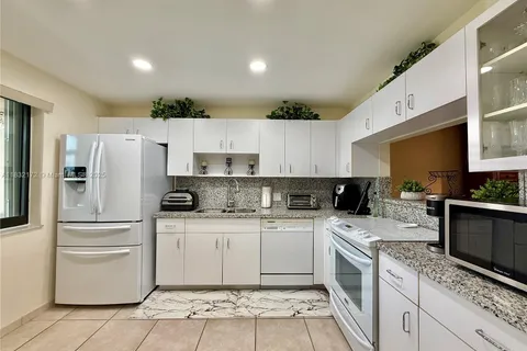 318 Lakeview Dr # 203, Weston FL 33326