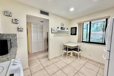 318 Lakeview Dr # 203, Weston FL 33326