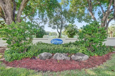 303 Gardens Dr # 203, Pompano Beach FL 33069