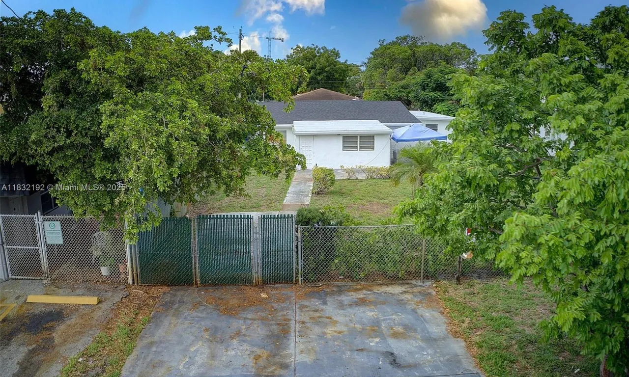 25 SW 14th St # 0, Dania Beach FL 33004