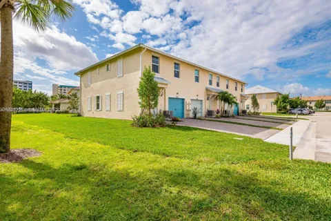 3932 Long Leaf Ln, Hollywood FL 33021