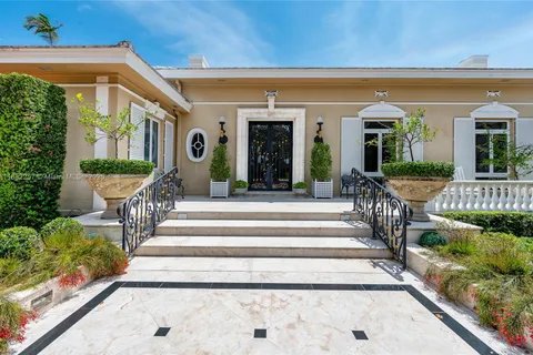 4539 Pine Tree Dr, Miami Beach FL 33140