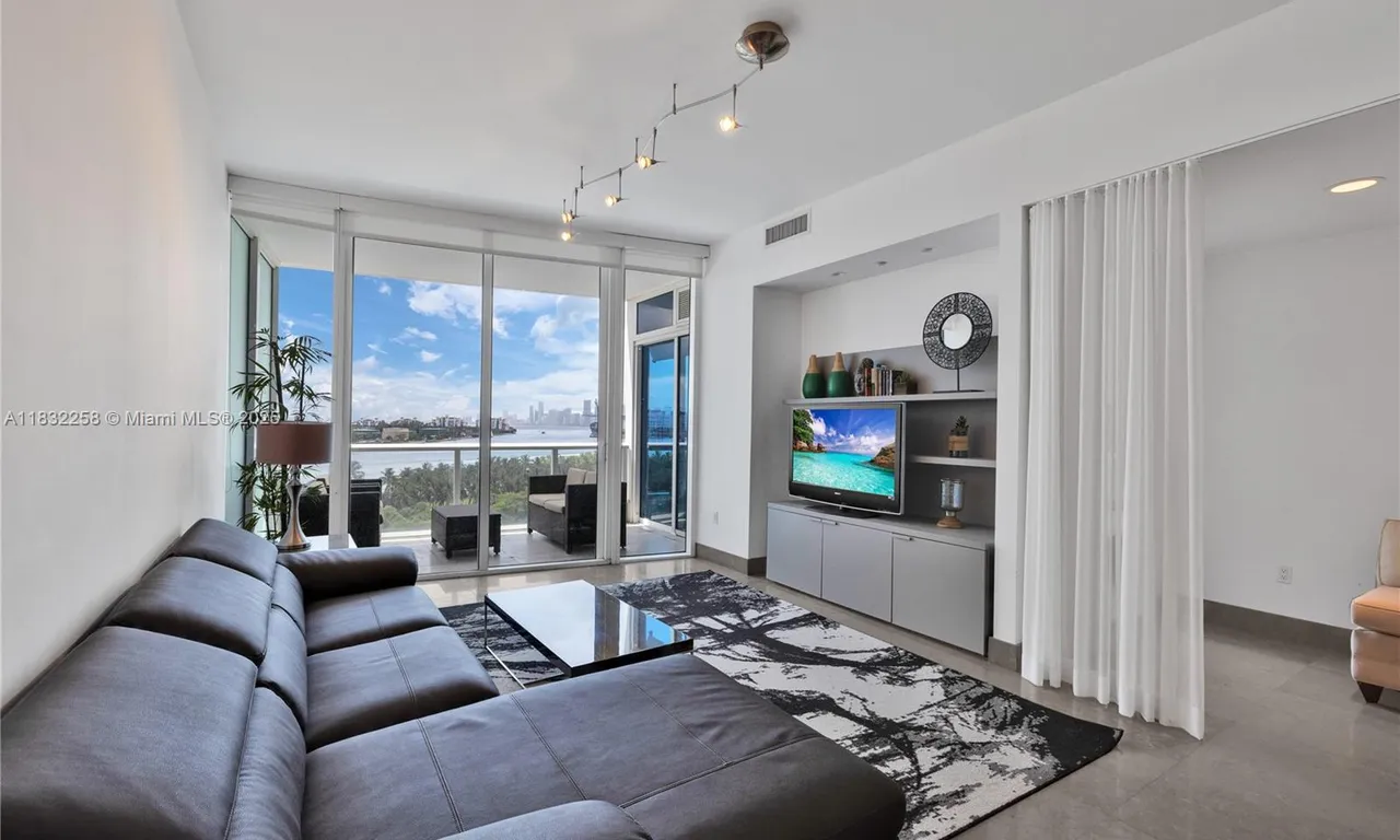 100 S Pointe Dr # 902, Miami Beach FL 33139