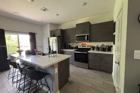 830 SE 19th St, Homestead FL 33034