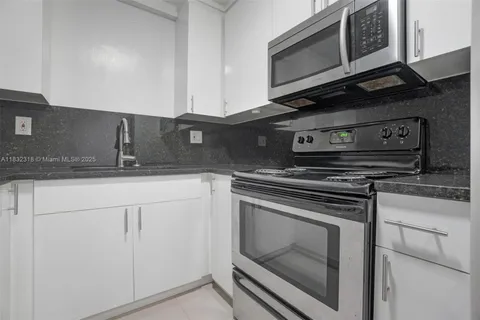 1986 Biarritz Dr # 304, Miami Beach FL 33141