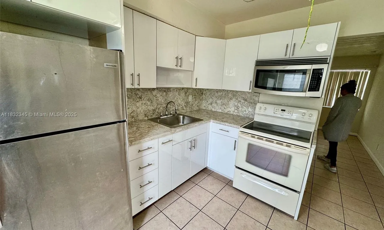 606 SW 8th St # A, Hallandale Beach FL 33009