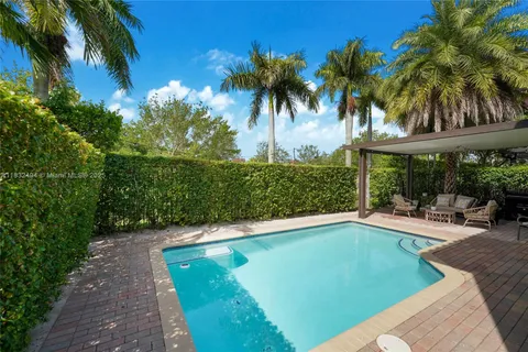 9932 NW 10th St, Miami FL 33172