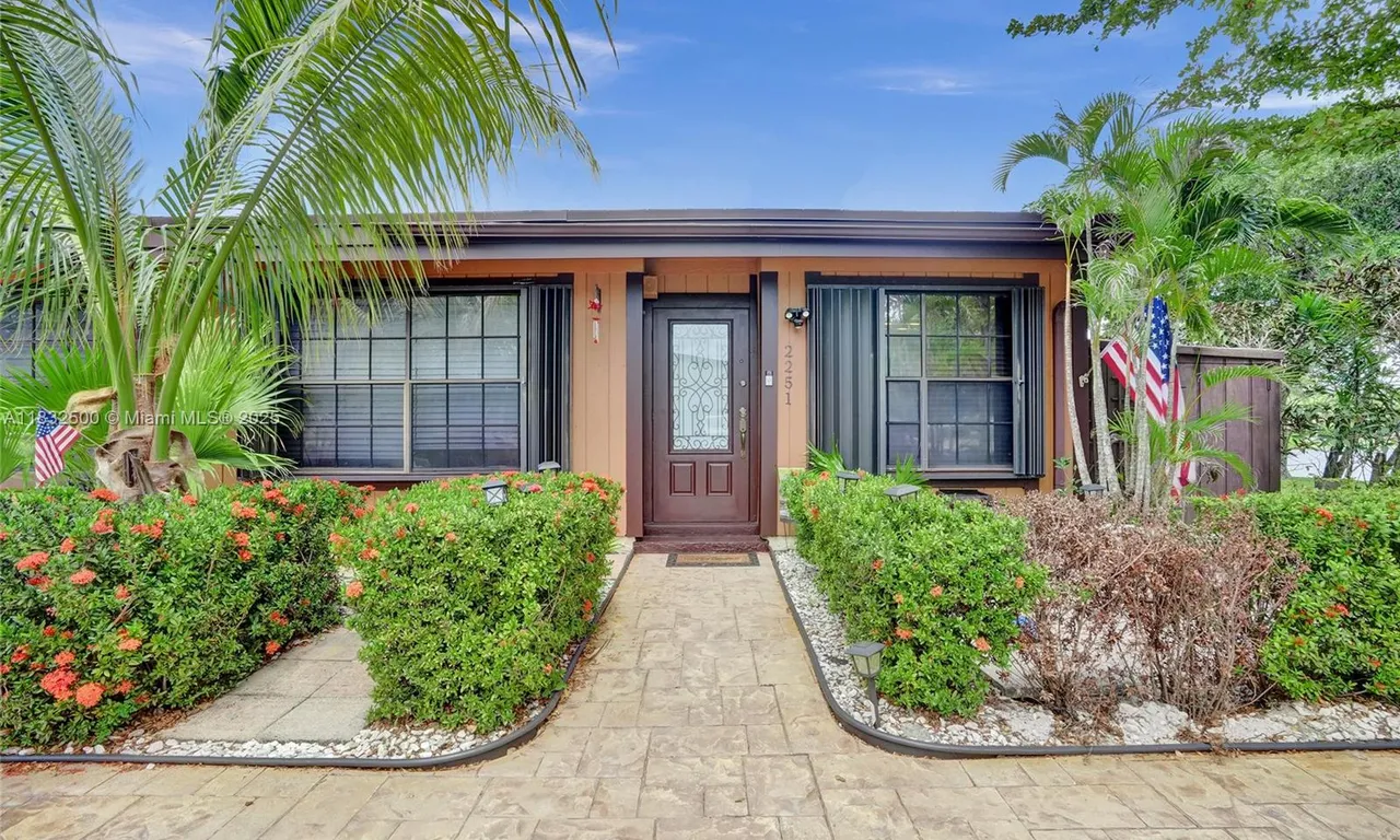 2251 Dogwood Ct, Pembroke Pines FL 33026