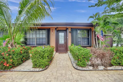 2251 Dogwood Ct, Pembroke Pines FL 33026