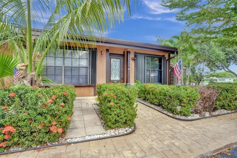 2251 Dogwood Ct, Pembroke Pines FL 33026