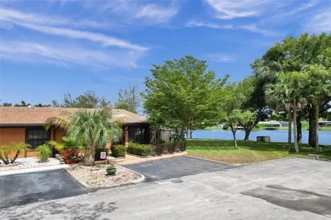 2251 Dogwood Ct, Pembroke Pines FL 33026