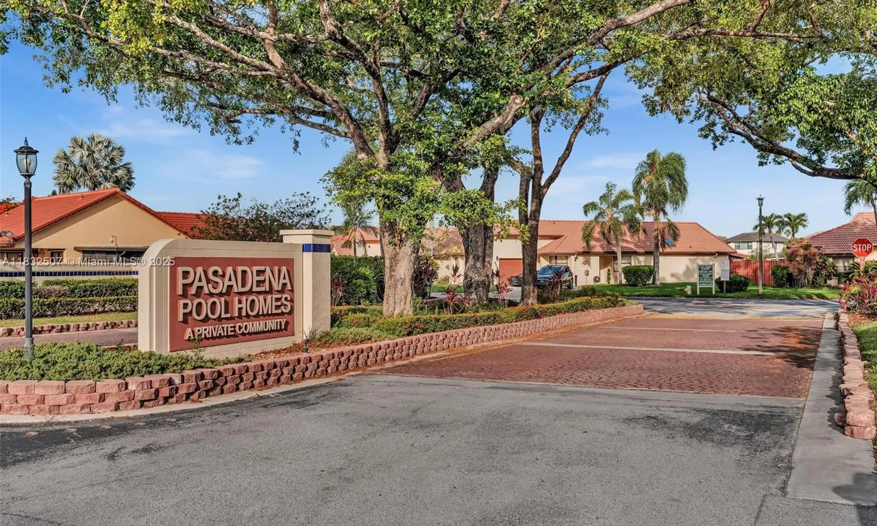 631 SW 113th Ave, Pembroke Pines FL 33025