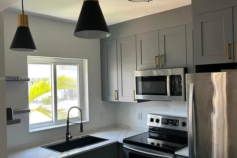 235 80th St # 3, Miami Beach FL 33141