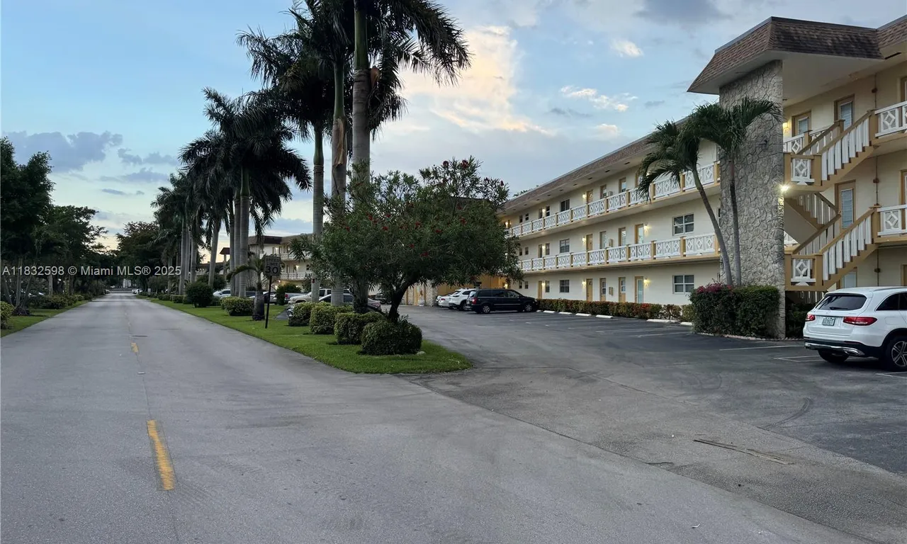 5111 W Oakland Park Blvd # 307, Lauderdale Lakes FL 33313
