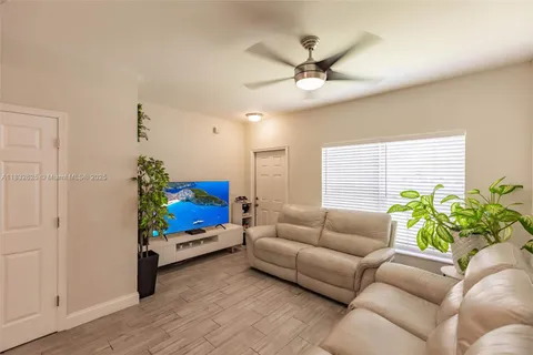 23 Simonton Cir, Weston FL 33326