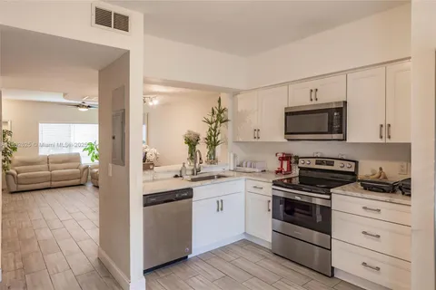 23 Simonton Cir, Weston FL 33326