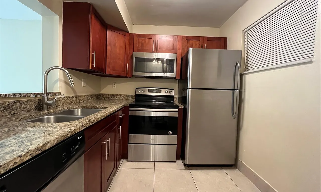 3700 NW 21st St # 304, Lauderdale Lakes FL 33311