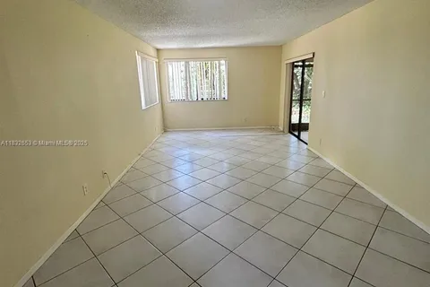 189 Lakeview Dr # 103, Weston FL 33326