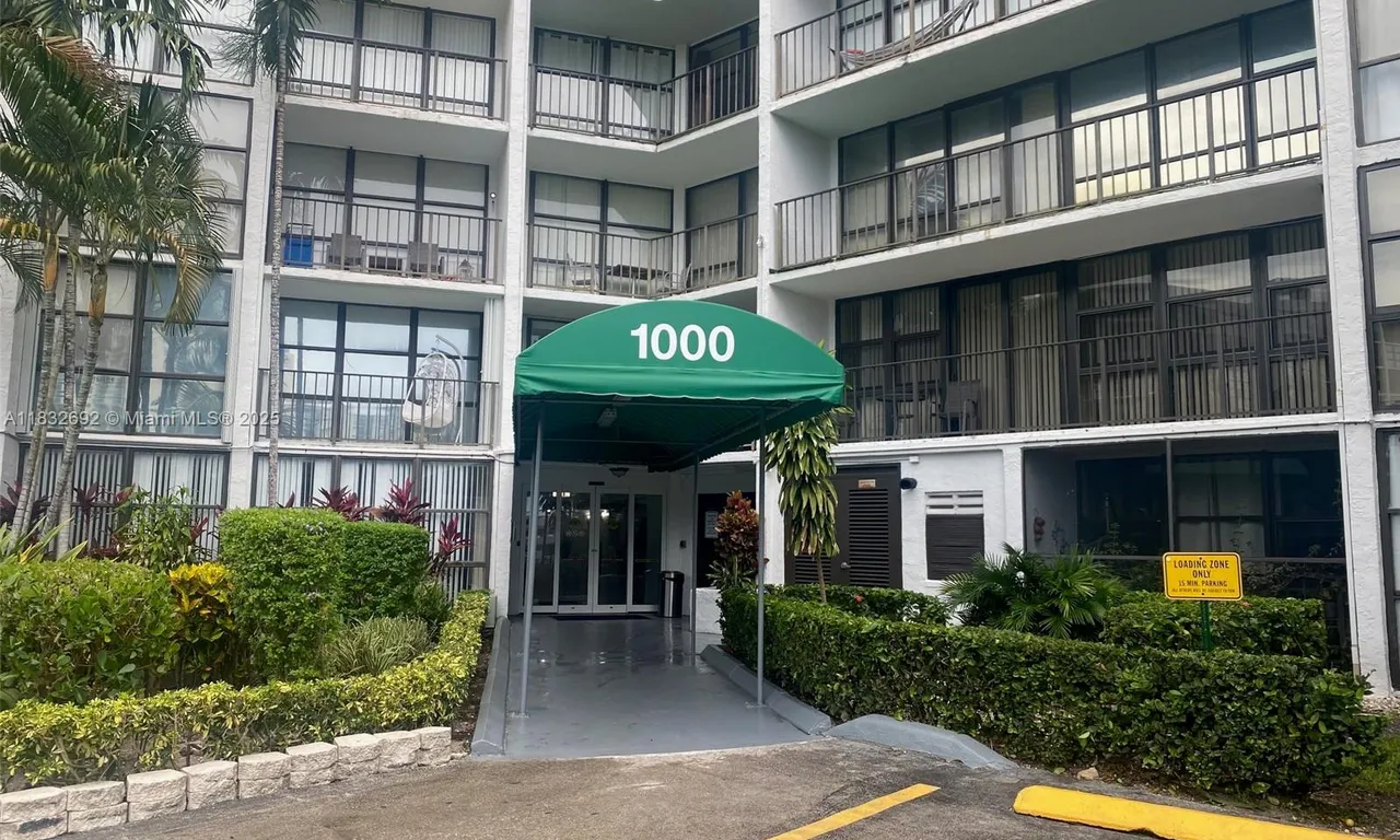 1000 Parkview Dr # 427, Hallandale Beach FL 33009