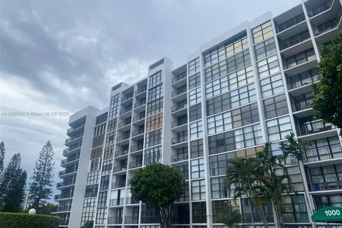 1000 Parkview Dr # 427, Hallandale Beach FL 33009