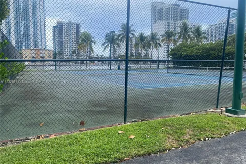 1000 Parkview Dr # 427, Hallandale Beach FL 33009
