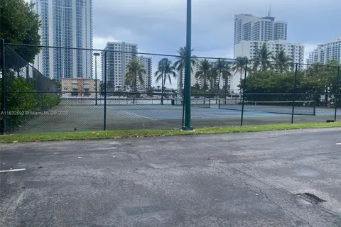 1000 Parkview Dr # 427, Hallandale Beach FL 33009