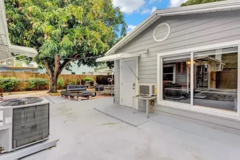 107 SW 2nd Ct # 2, Dania Beach FL 33004