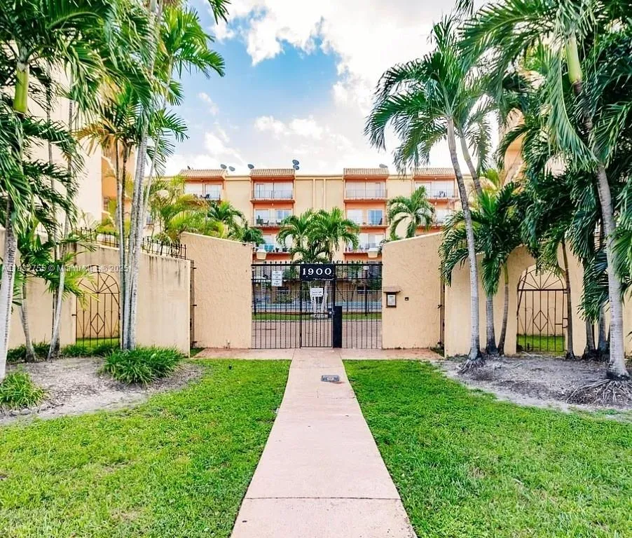 1900 W 54th St # 108, Hialeah FL 33012