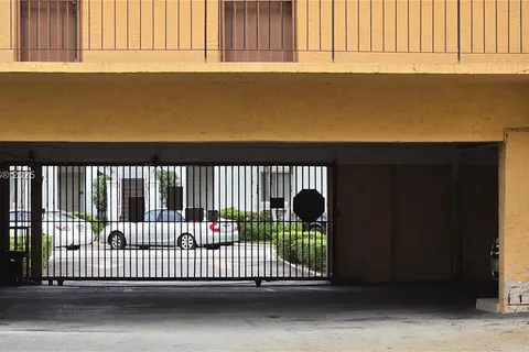 1900 W 54th St # 108, Hialeah FL 33012