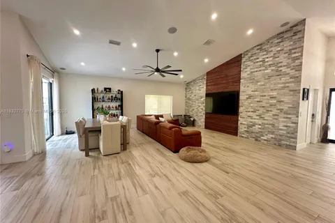1261 NW 103rd Ave, Plantation FL 33322