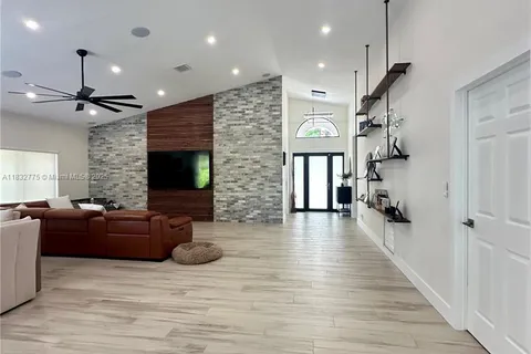 1261 NW 103rd Ave, Plantation FL 33322