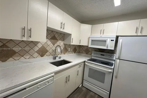 2775 Taft St # 304, Hollywood FL 33020