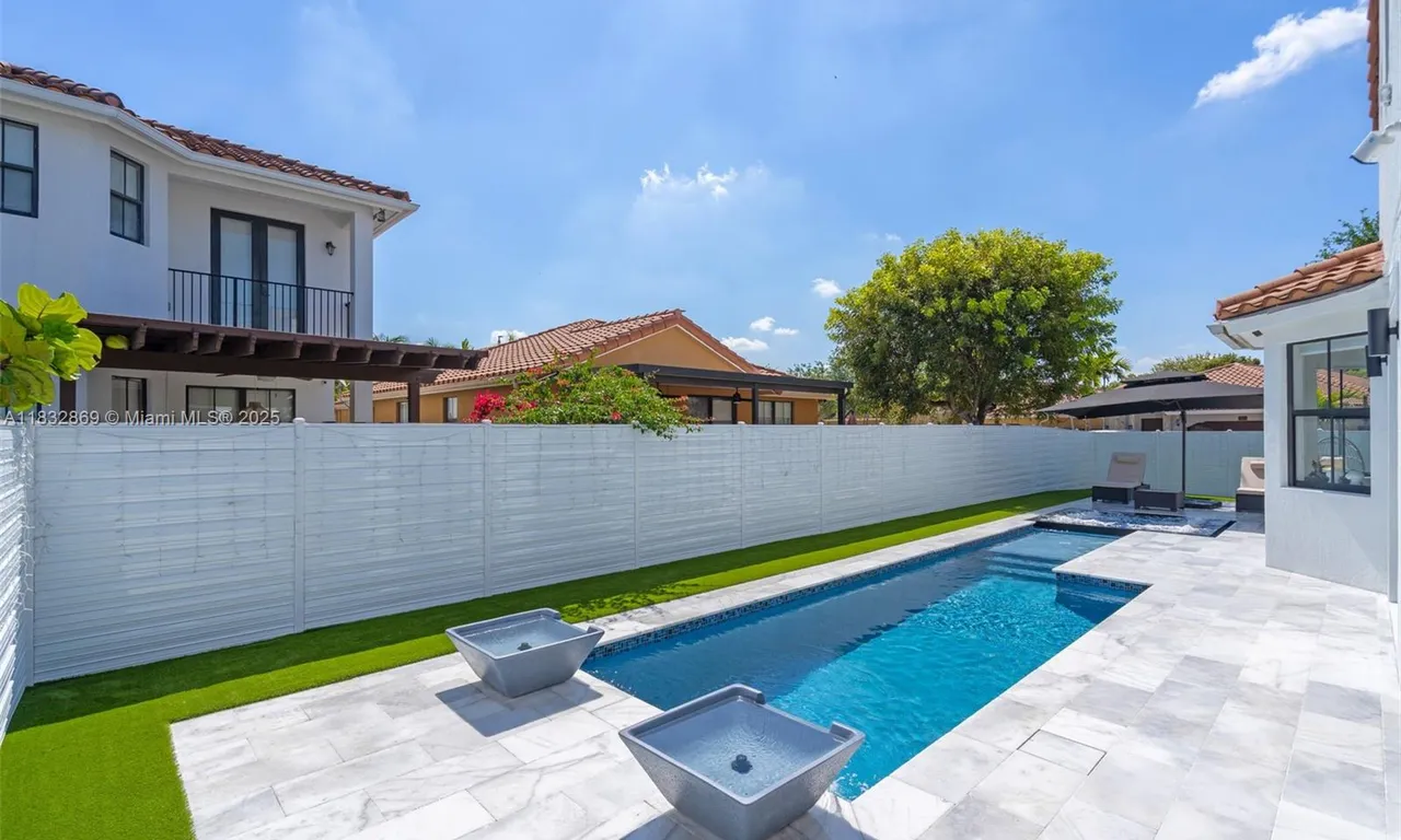 1005 NW 100 ave, Miami FL 33172