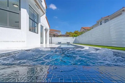 1005 NW 100 ave, Miami FL 33172