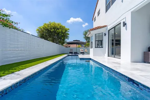 1005 NW 100 ave, Miami FL 33172