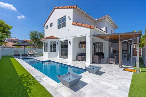 1005 NW 100 ave, Miami FL 33172