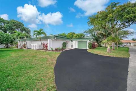 5820 Australian Pine Dr, Tamarac FL 33319