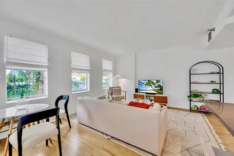 802 Euclid Ave # 302, Miami Beach FL 33139