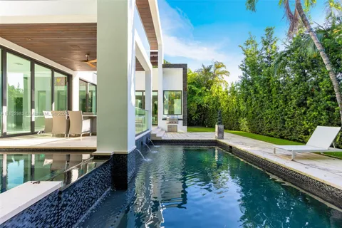 124 Park Dr, Bal Harbour FL 33154