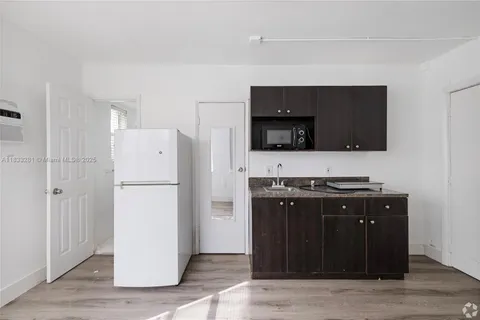 420 78th St # 28, Miami Beach FL 33141