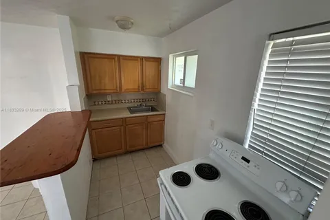 610 NE 12th Ave # 1, Fort Lauderdale FL 33304