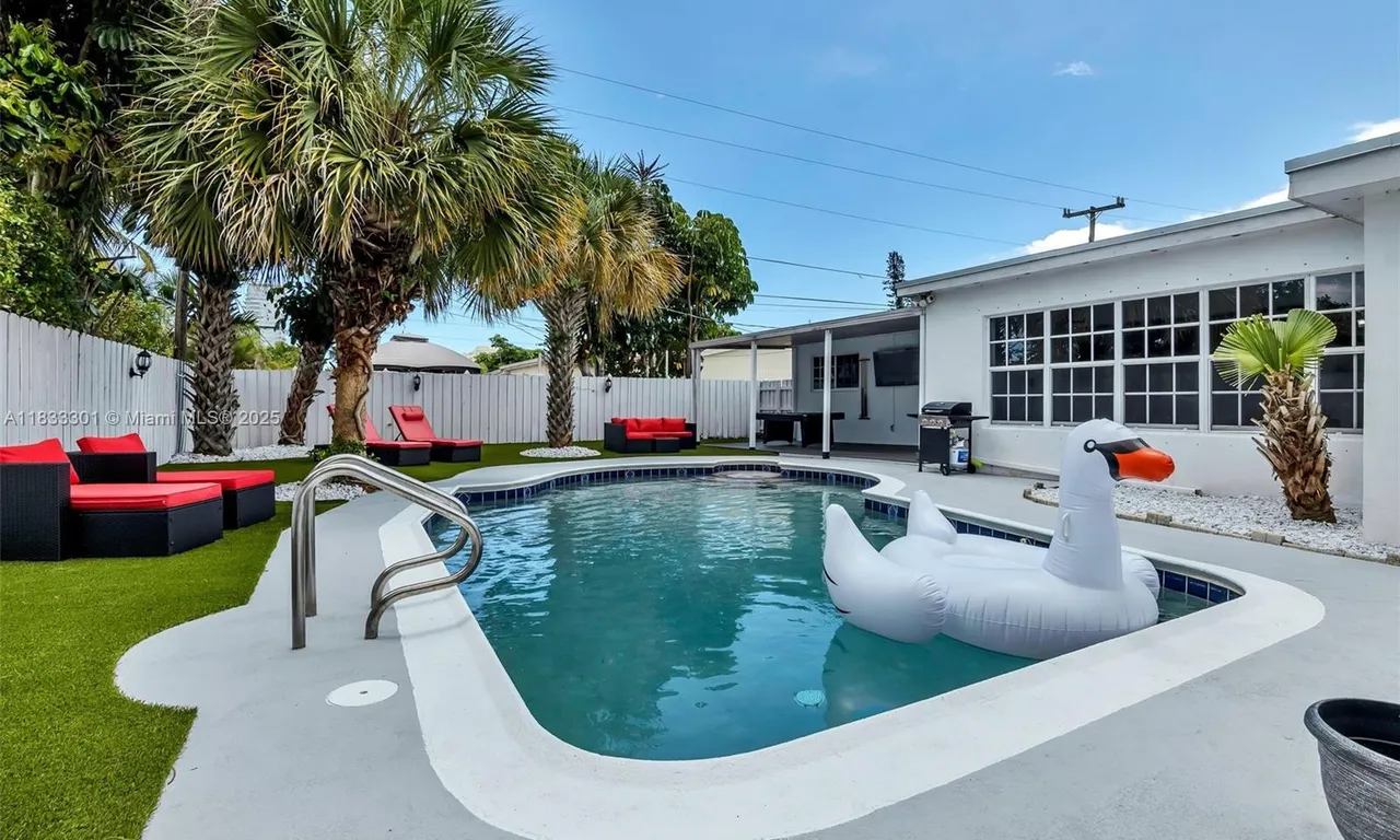 2545 NE 214th St, Miami FL 33180
