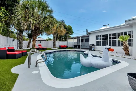 2545 NE 214th St, Miami FL 33180