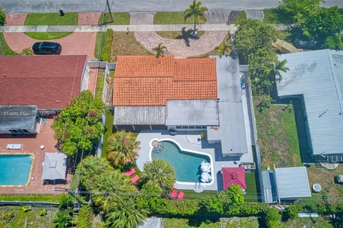 2545 NE 214th St, Miami FL 33180