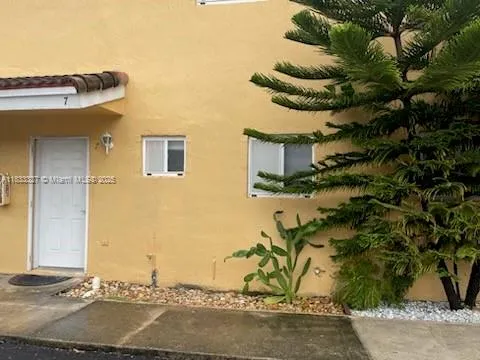 8165 NW 8th St # 7, Miami FL 33126