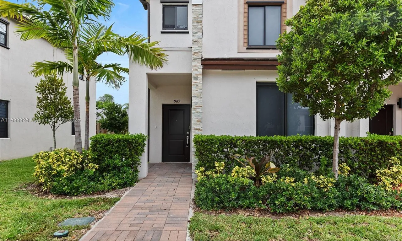 965 NE 211th St, Miami FL 33179