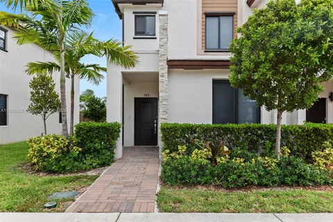 965 NE 211th St, Miami FL 33179